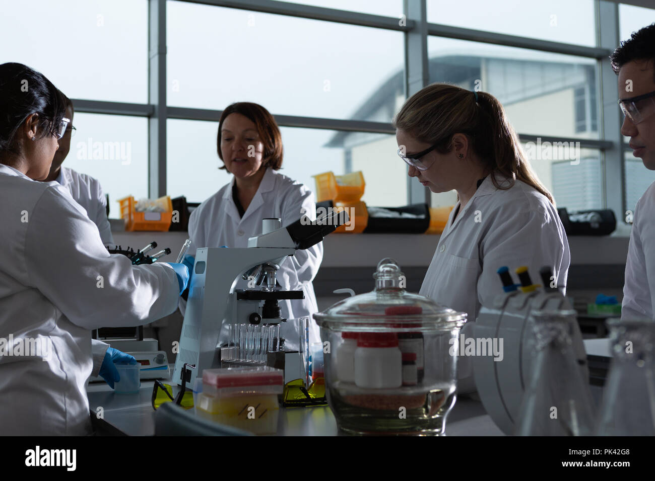 Team di scienziati a sperimentare insieme Foto Stock