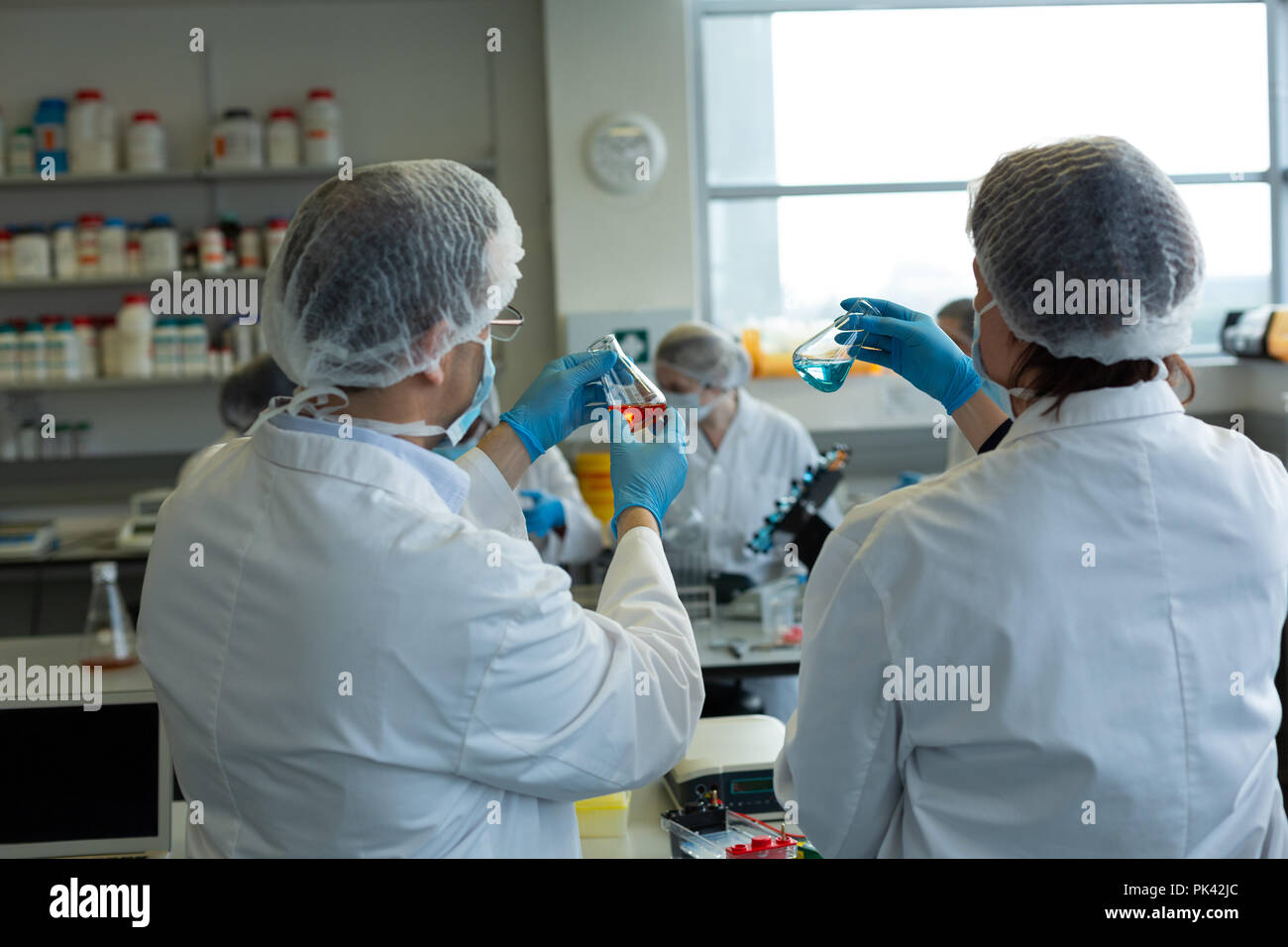 Gli scienziati la sperimentazione in laboratorio Foto Stock