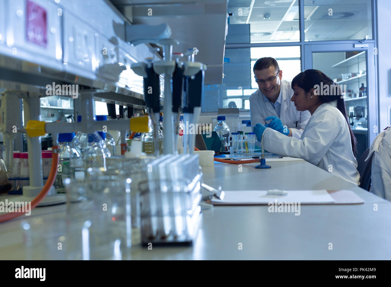 Gli scienziati la sperimentazione in laboratorio Foto Stock