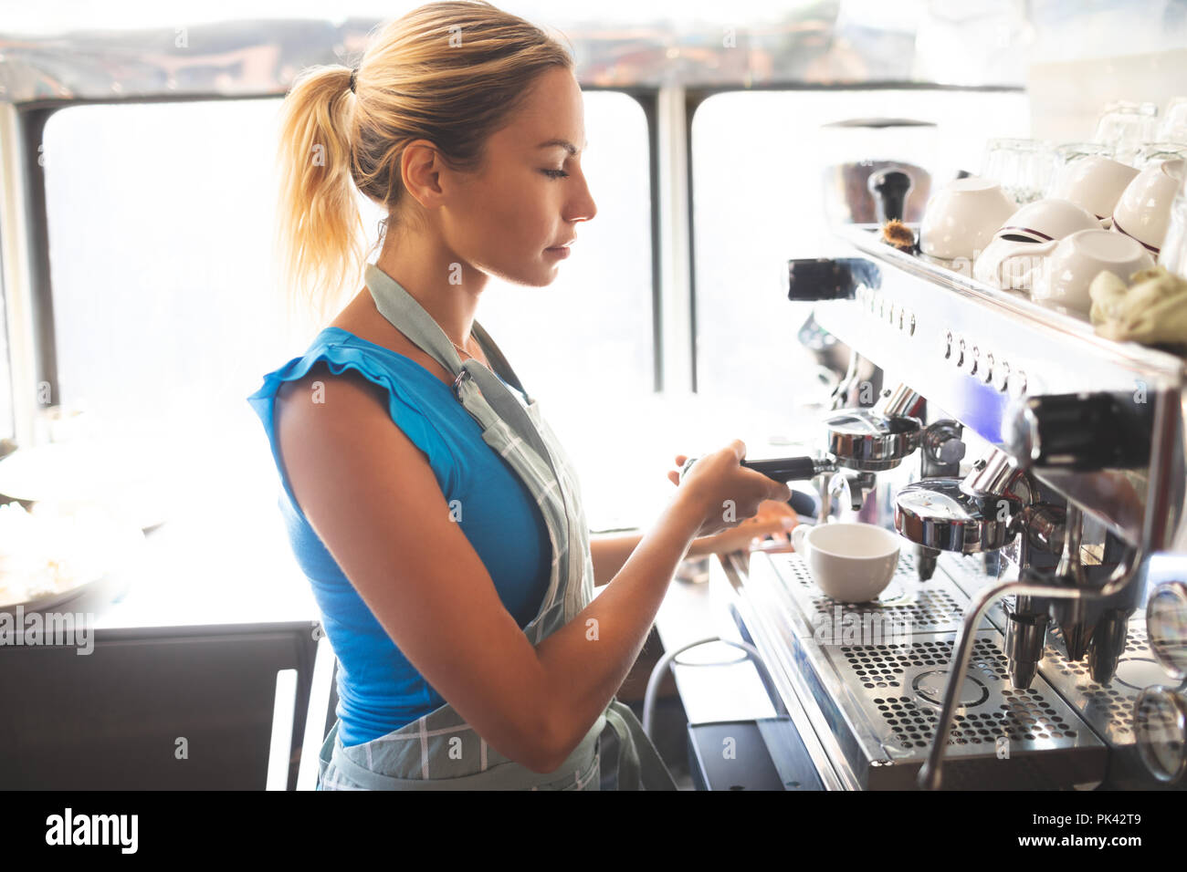 Donna cameriera di preparazione di caffè Foto Stock