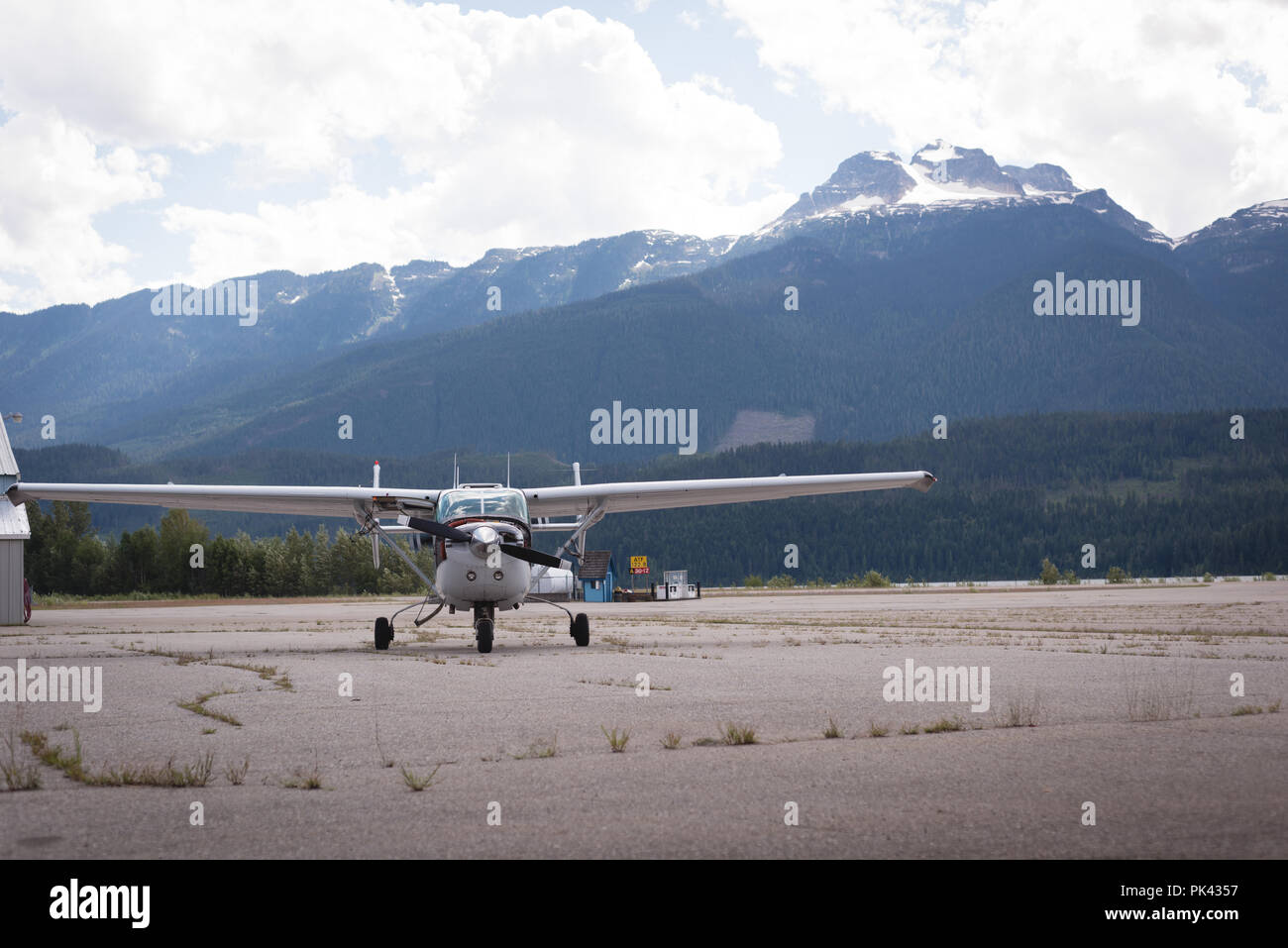 Aeromobili parcheggiati nei pressi di hangar Foto Stock
