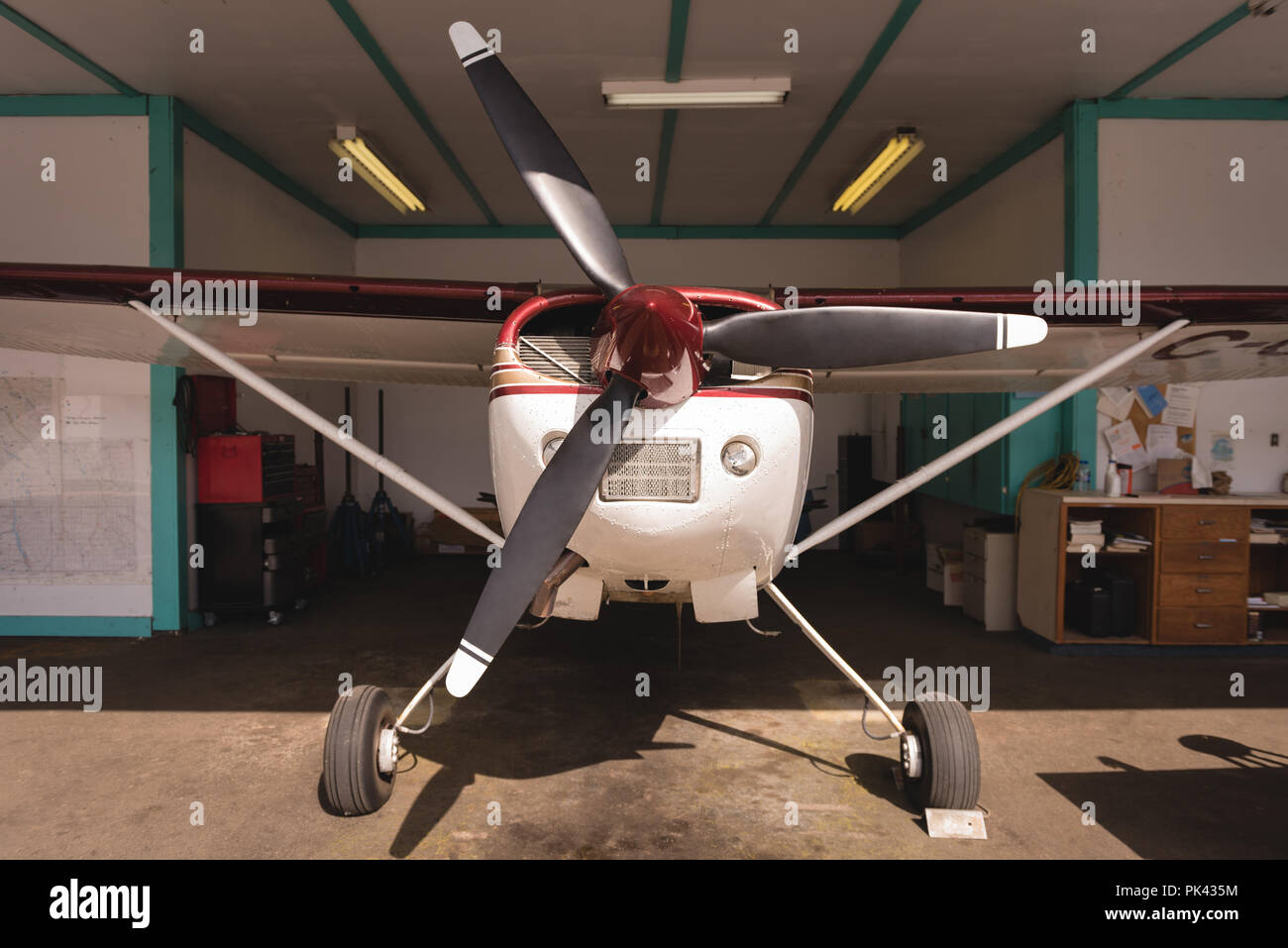 Aeromobili parcheggiati in hangar Foto Stock