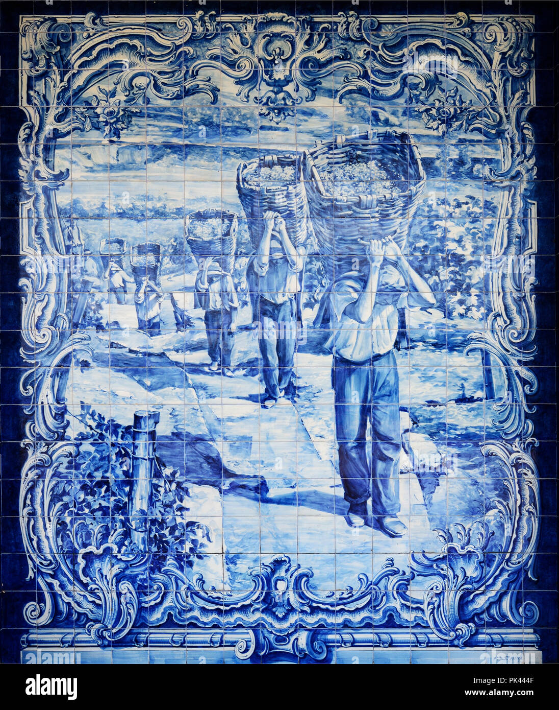 Tradizionali piastrelle blu (azulejos) raffigurante la vendemmia correlati con il vino di Porto. Stazione ferroviaria di Pocinho, Alto Douro. Un patrimonio mondiale dell'Unesco si Foto Stock