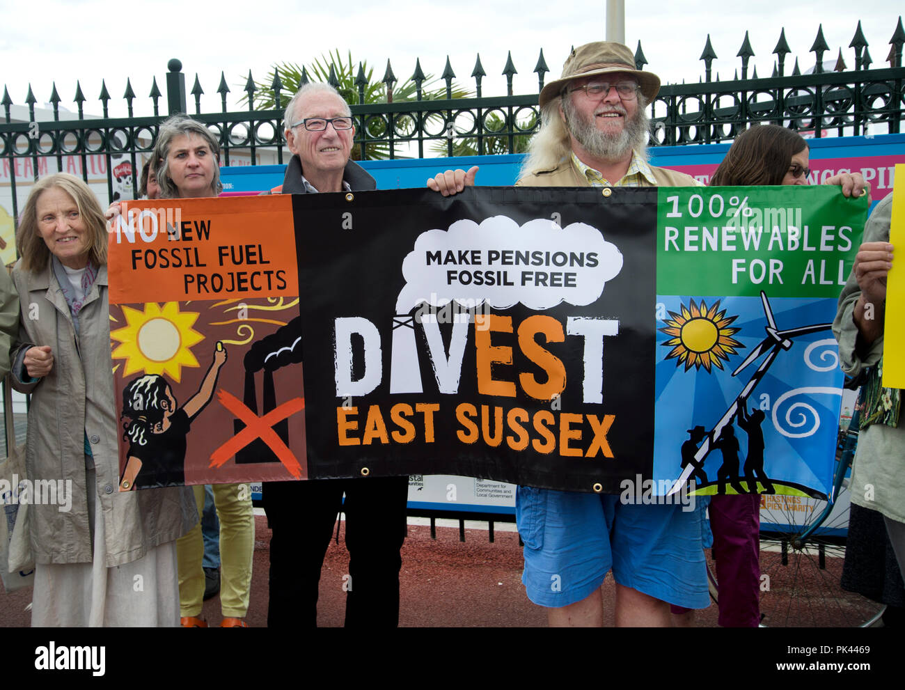 Hastings, East Sussex. Aumento per il cambiamento climatico. Evento per raccogliere le firme alla pressione East Sussex consiglio di cedere da investimento nel combustibile fossile. Foto Stock