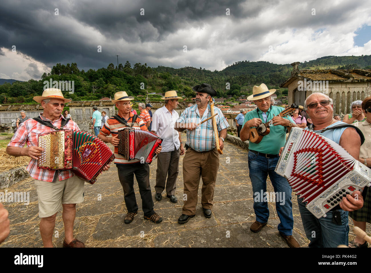 Musicisti di suonare brani di musica tradizionale durante la segala Harvest Festival. Lindoso, Panda Geres National Park. Alto Minho, Portogallo Foto Stock