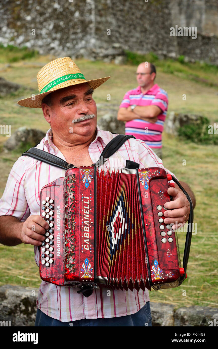 Musicisti di suonare brani di musica tradizionale durante la segala Harvest Festival. Lindoso, Panda Geres National Park. Alto Minho, Portogallo Foto Stock