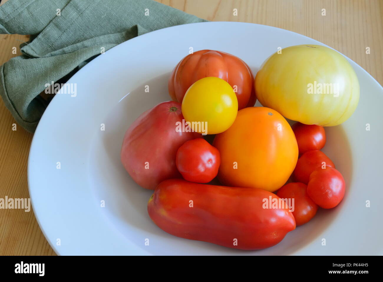 Vari i pomodori (Solanum Lycopersicum) da agricoltura biologica Foto Stock