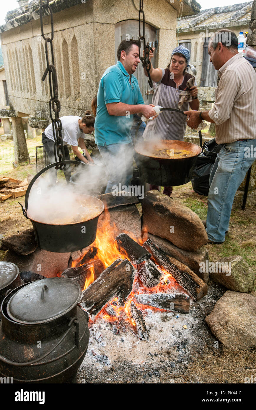 Preparazione chanfana, un piatto tradizionale con arrosti di vecchia capra, patate, vino rosso, aglio, alloro e il pepe, preparato durante il raccolto di segale Fest Foto Stock