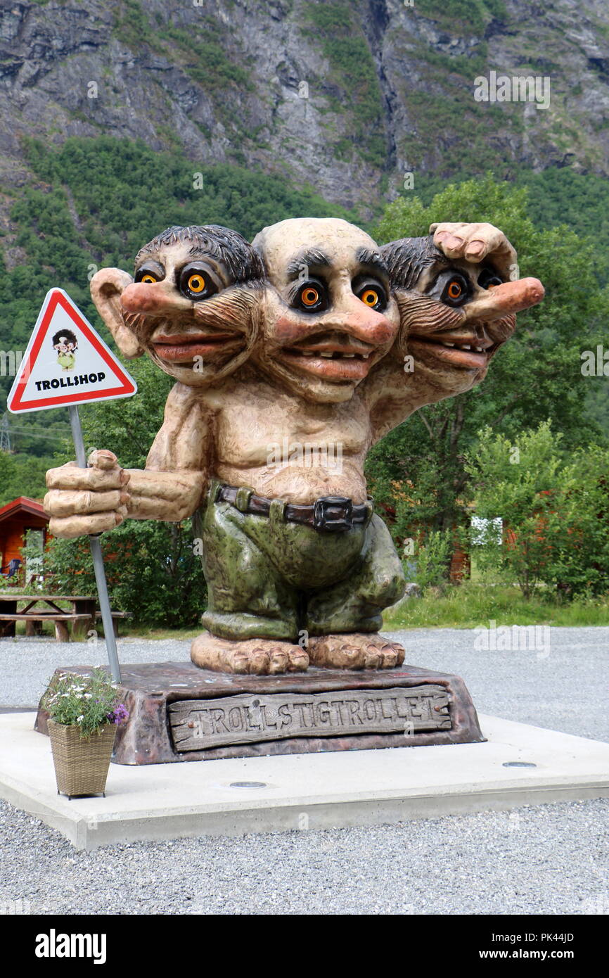 Troll statua lungo la strada quando si guida al famoso parco nazionale di trollstigen, una strada molto alte montagne , molto turistica Foto Stock