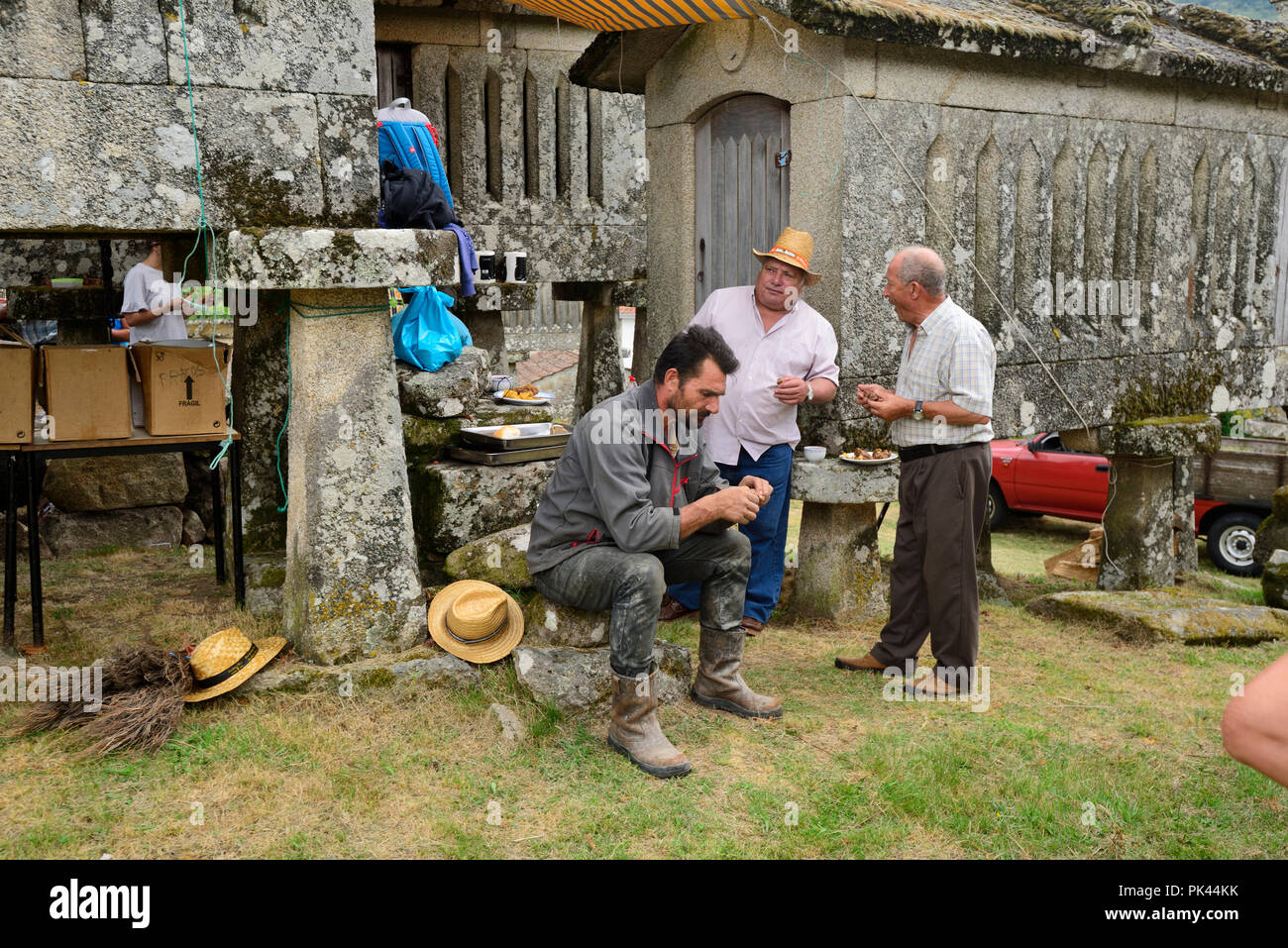 Durante il pasto comunitario. Chanfana, un piatto tradizionale con arrosti di vecchia capra, patate, vino rosso, aglio, alloro e il pepe, preparato durante la Foto Stock