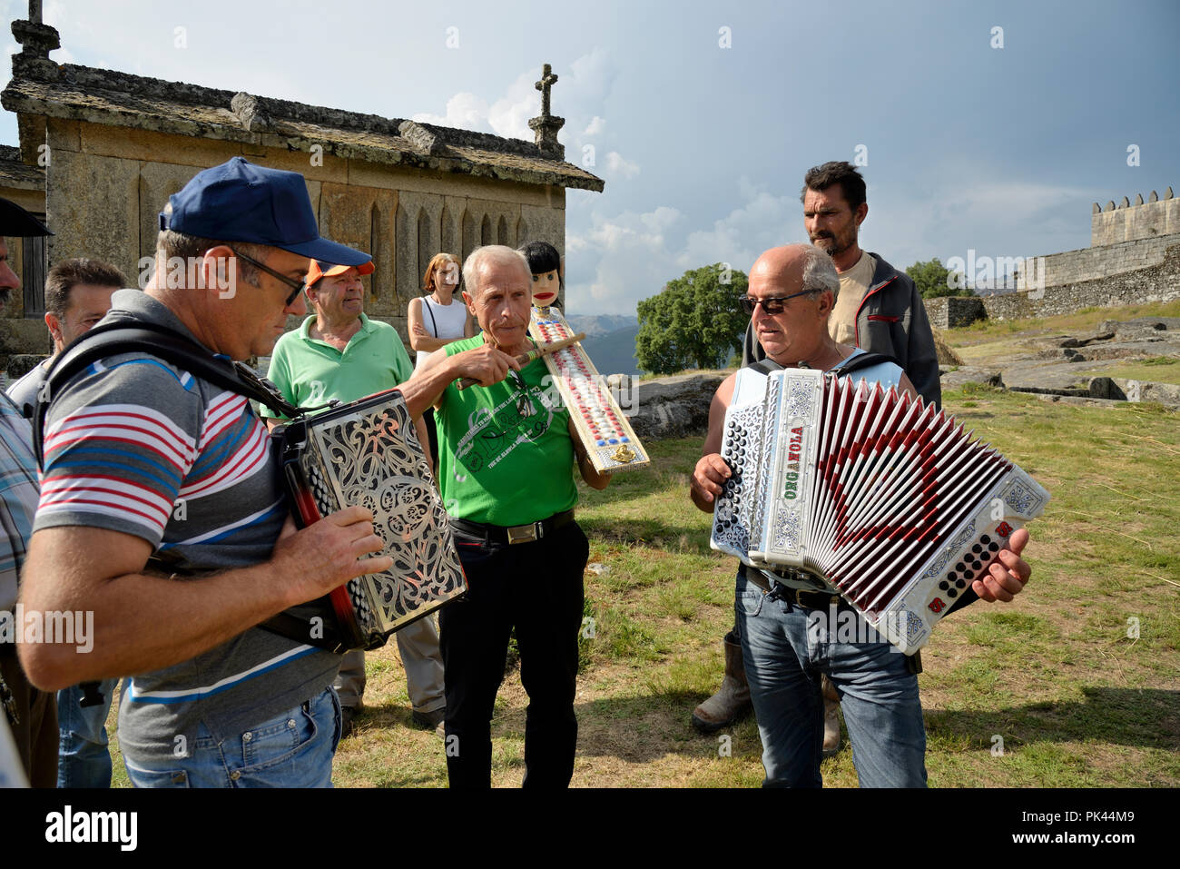 Musicisti di suonare brani di musica tradizionale durante la segala Harvest Festival. Lindoso, Panda Geres National Park. Alto Minho, Portogallo Foto Stock
