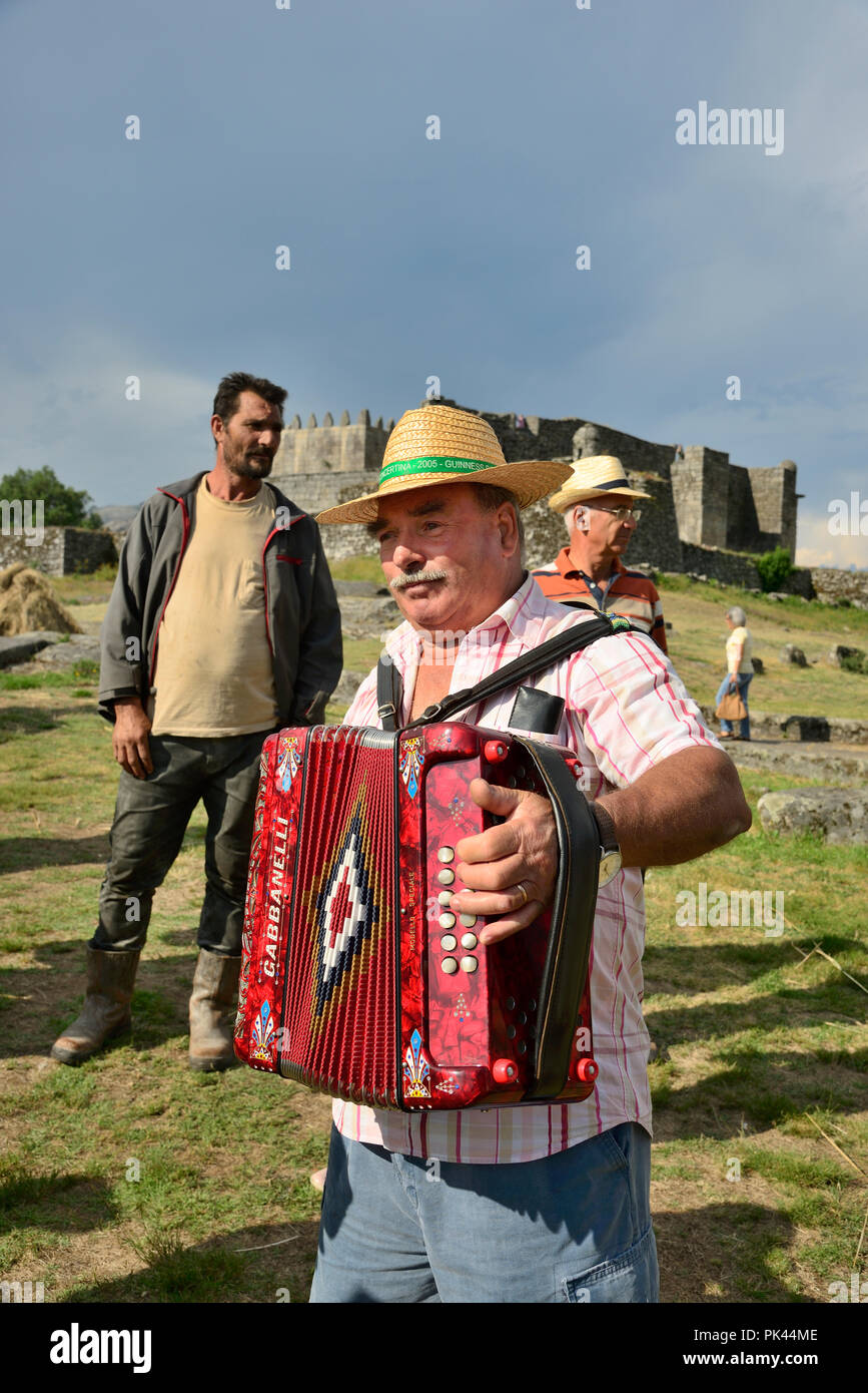 Musicisti di suonare brani di musica tradizionale durante la segala Harvest Festival. Lindoso, Panda Geres National Park. Alto Minho, Portogallo Foto Stock