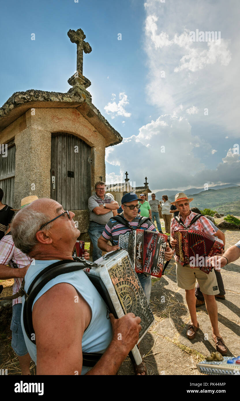 Musicisti di suonare brani di musica tradizionale durante la segala Harvest Festival. Lindoso, Panda Geres National Park. Alto Minho, Portogallo Foto Stock