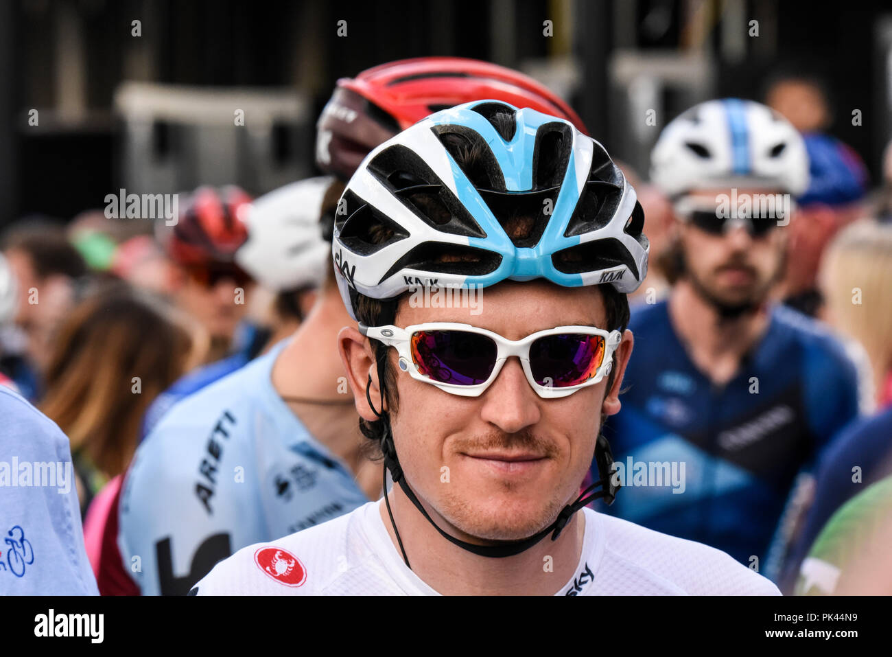 Geraint Thomas di Team Sky in ovo Energy Tour della Gran Bretagna cycle  race, stadio 8, Londra, Regno Unito. Bianco Occhiali da sole Oakley Racing  Jacket Prizm Foto stock - Alamy