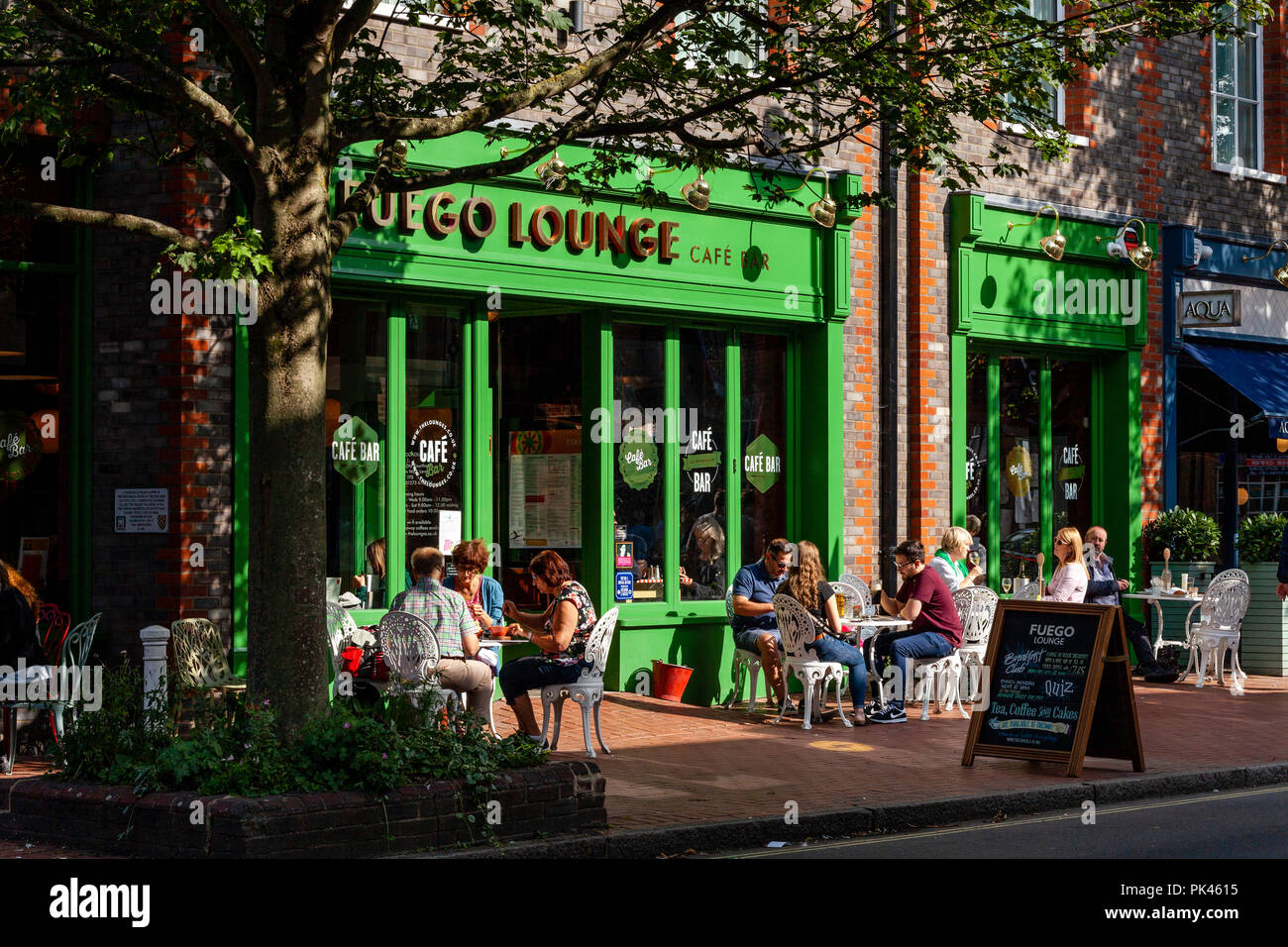 La gente seduta al di fuori del fuego lounge cafe/ristorante, Lewes, East Sussex, Regno Unito Foto Stock