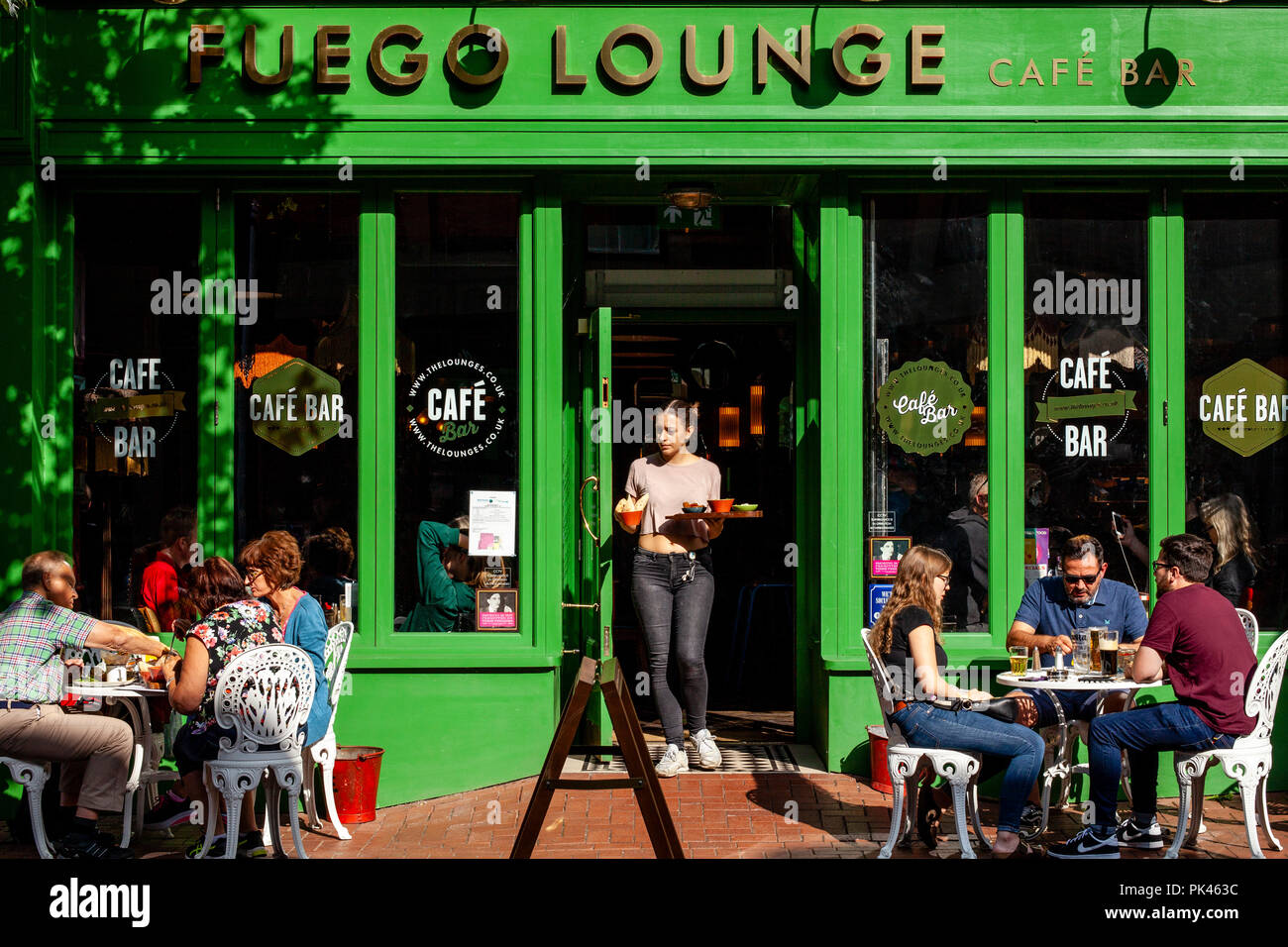 La gente seduta al di fuori del fuego lounge cafe/ristorante, Lewes, East Sussex, Regno Unito Foto Stock