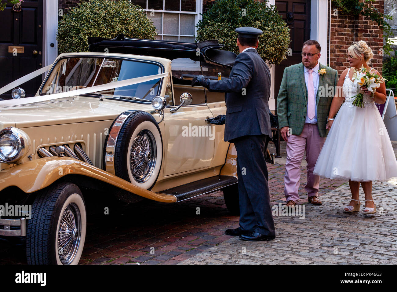 Gli sposi entrare nei loro auto nozze, Lewes, East Sussex, Regno Unito Foto Stock