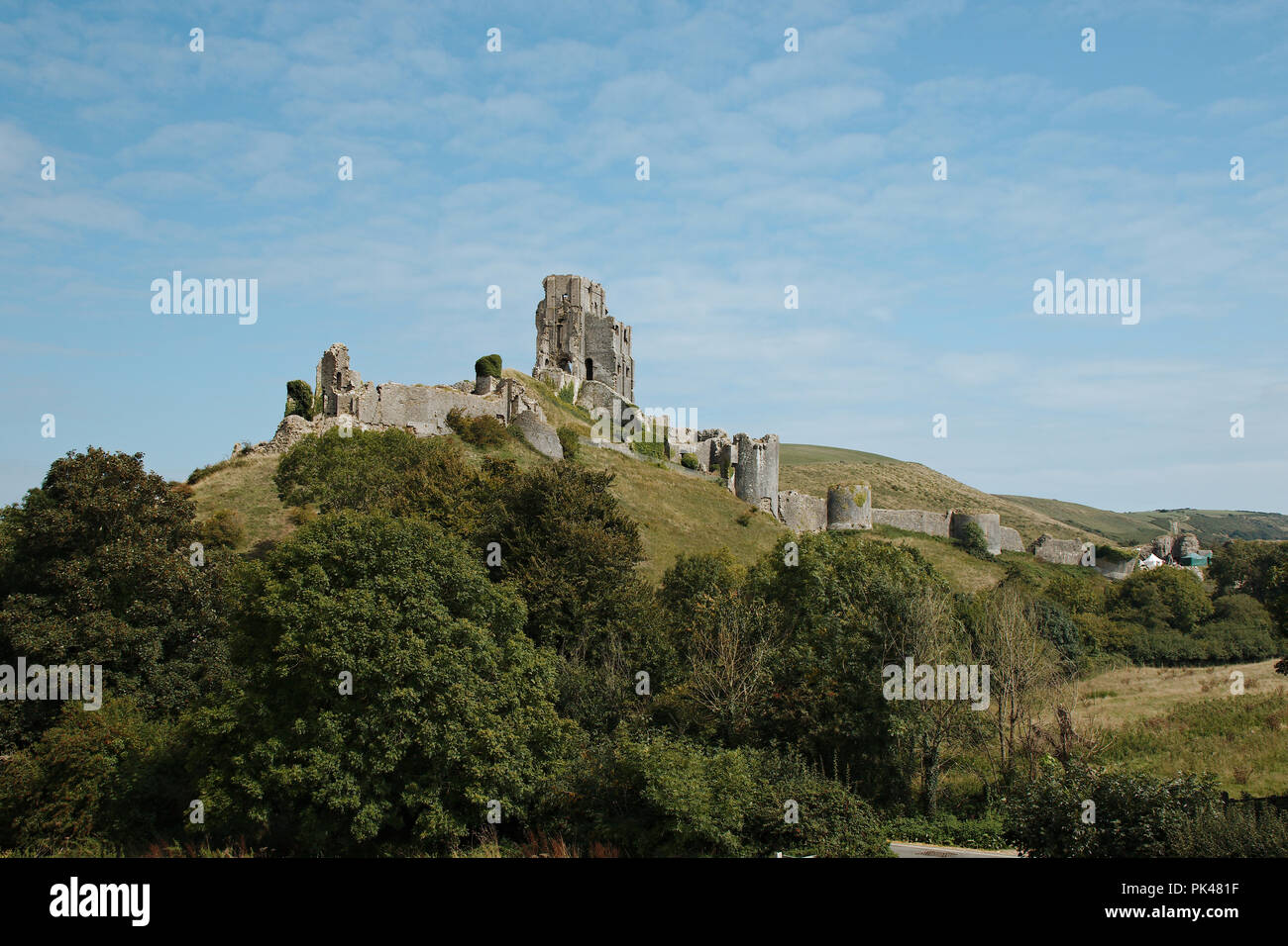 Una vista di Corfe Castle, Dorset, Regno Unito insieme contro un cielo blu sullo sfondo Foto Stock