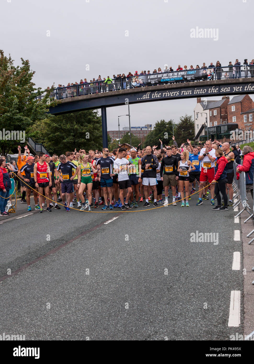 I corridori attendere per l'off presso la linea di partenza della grande Simplyhealth Tees 10k gara a Stockton on Tees,l'Inghilterra,UK Foto Stock