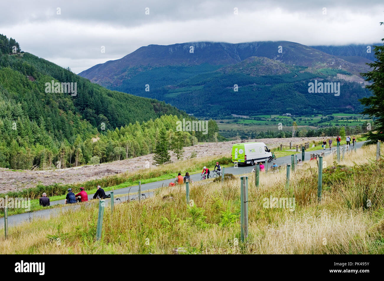 Fase 6 tour della Gran Bretagna 2018, 7 settembre, Whinlatter Pass. Gli spettatori si radunano in strada in attesa dell'arrivo della gara, Skiddaw nella distanza. Foto Stock