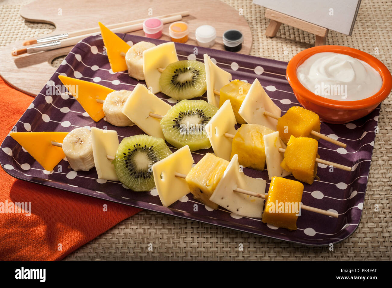 La frutta tropicale e spiedini di formaggio Foto Stock