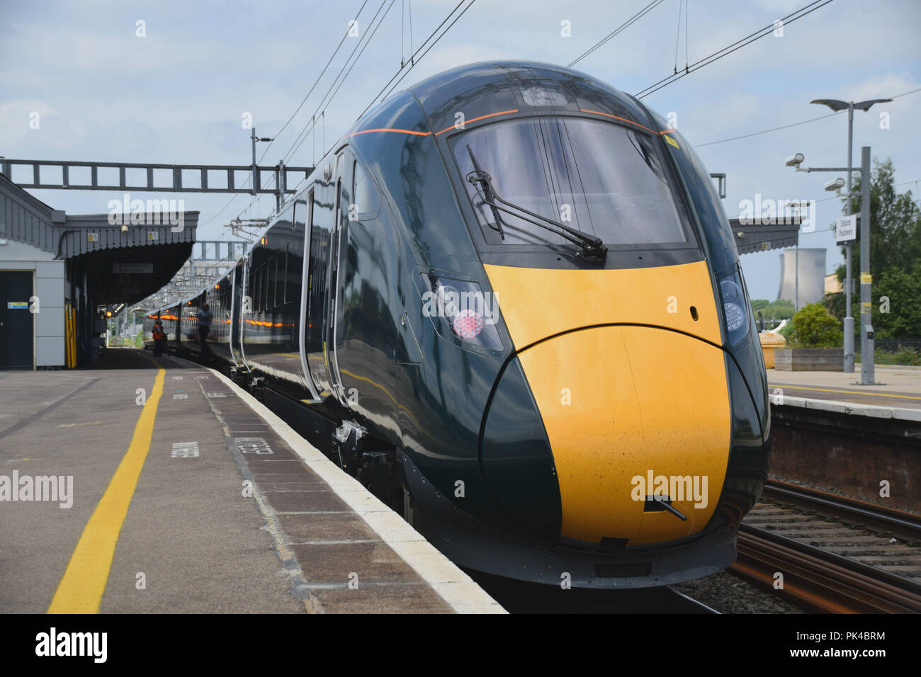 GWR Classe 800 treno elettrico lascia Didcot per Worcester Foto Stock