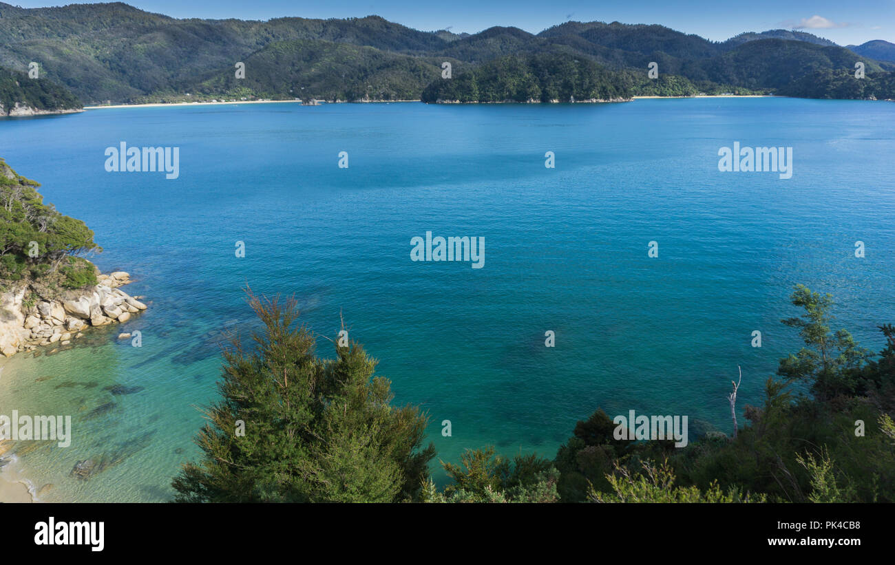 Blu mare incontaminato di Abel Tasman via costiera - Nuova Zelanda Isola del Sud Foto Stock