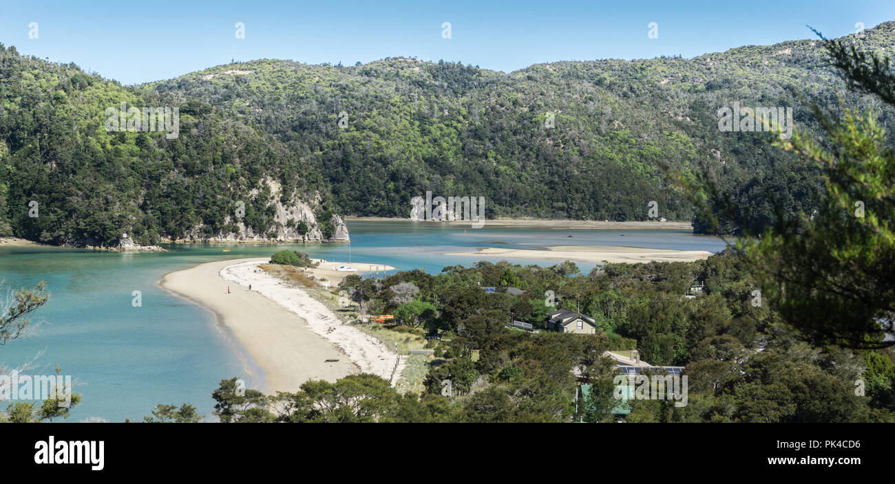 Villaggio In Abel Tasman via costiera - Sud Pacifico blu incontaminato con cielo azzurro e la spiaggia di sabbia Foto Stock