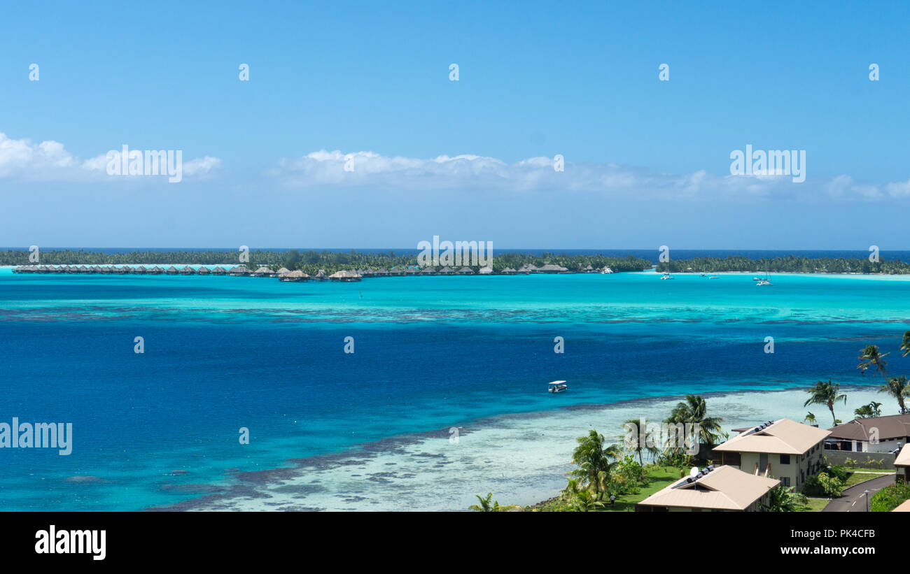 Bora Bora incontaminata Laguna Blu con bungalow Overwater viste, Polinesia Francese Foto Stock