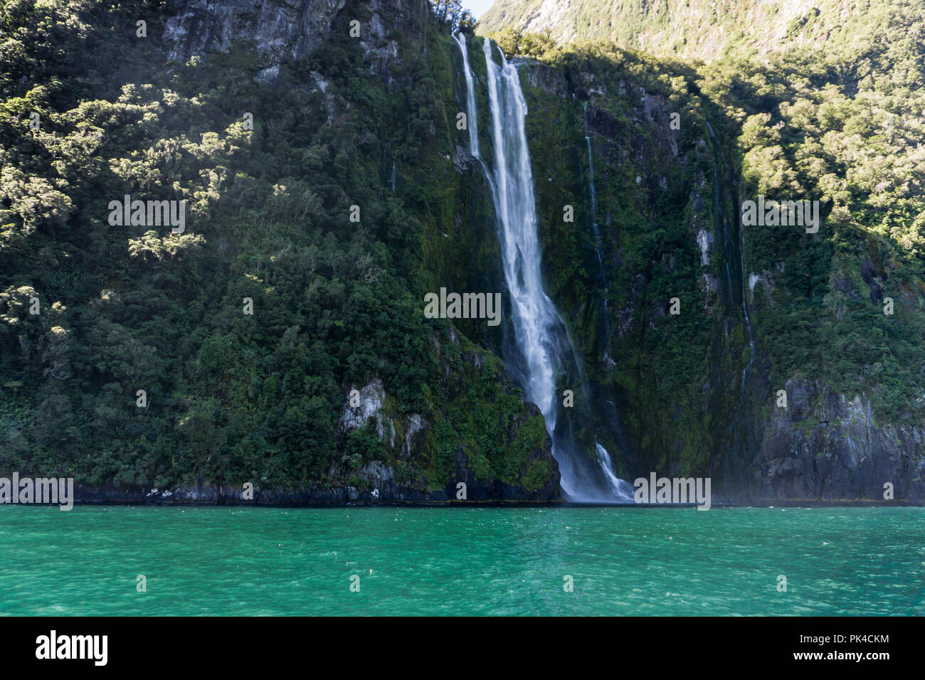 Una cascata che scorre in Milford Sound, Nuova Zelanda Isola del Sud Foto Stock