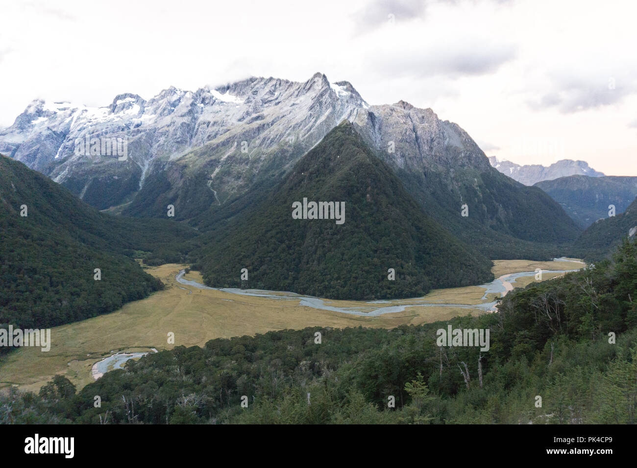 Routeburn Track, Nuova Zelanda grande camminata, montagne innevate, foresta verde, fiumi Foto Stock