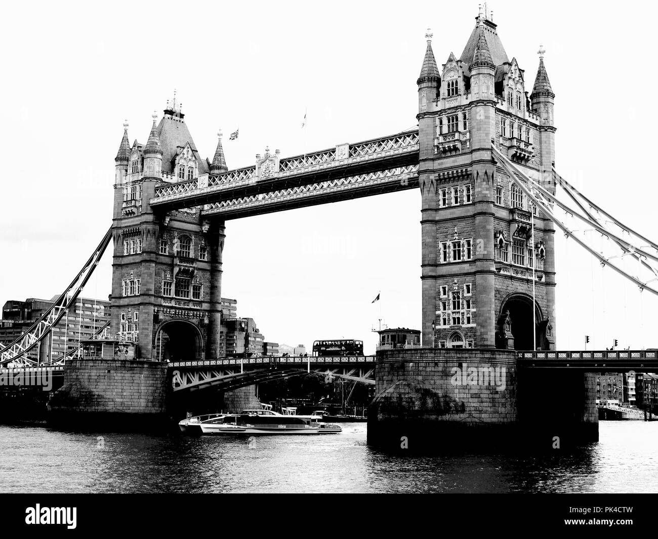 Londra - giu 18, 2018: Passeggeri nave da crociera passando sotto l'iconica il Tower Bridge di Londra ( Immagine Altered digitalmente a monocromatica ) Foto Stock