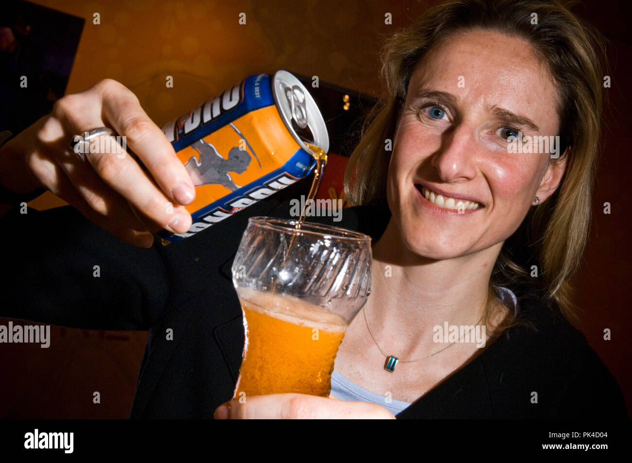 SOS- Julie Barr prende il controllo della famiglia ha mantenuto la ricetta segreta per Barr's Irn bru, immagine di Julie alla fabbrica in Cumbernaul Foto Stock