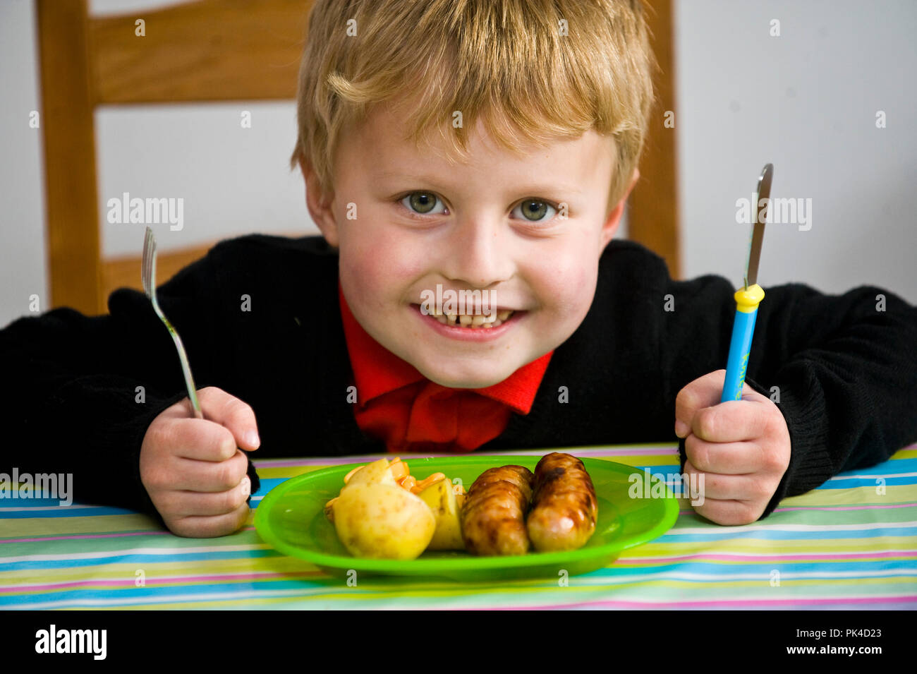Rory Kemp che non poteva mangiare per sei settimane a causa di una condizione medica è tornato sul suo grub preferito salsicce e Tatties, Ror Foto Stock