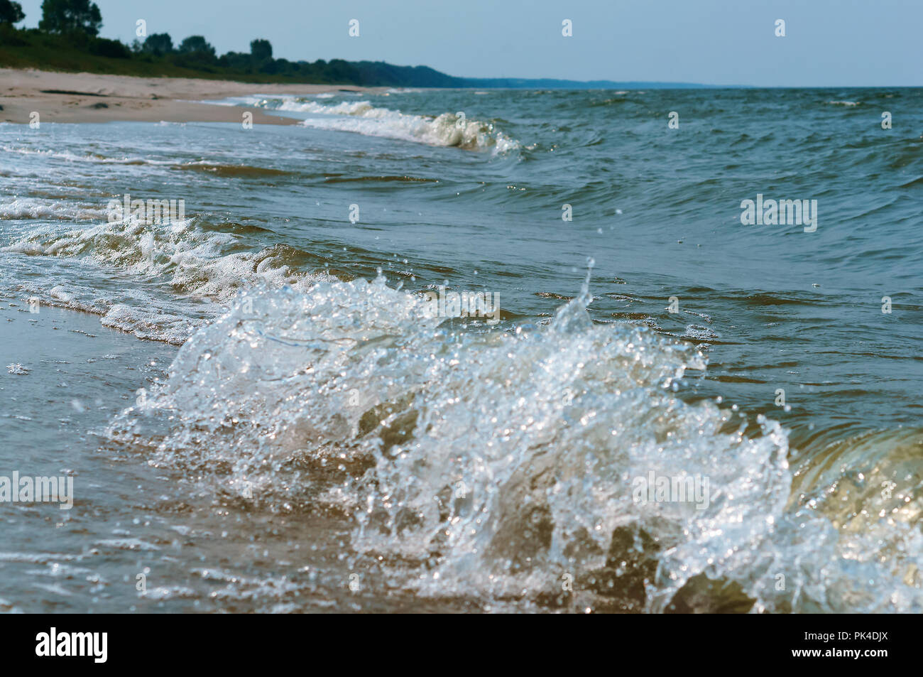 Grande onda nel mare, tempesta onde nel Mar Baltico Foto Stock