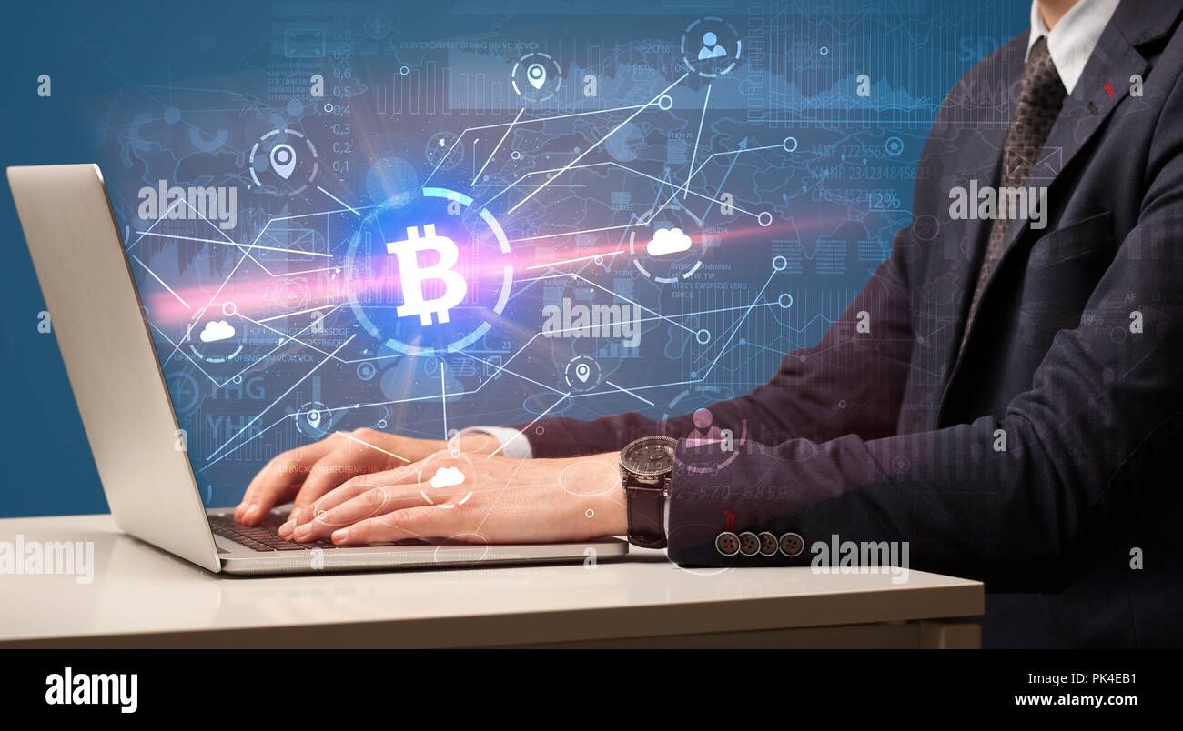 Controllare a mano sul laptop bitcoin globale Tasso di cambio concept Foto Stock