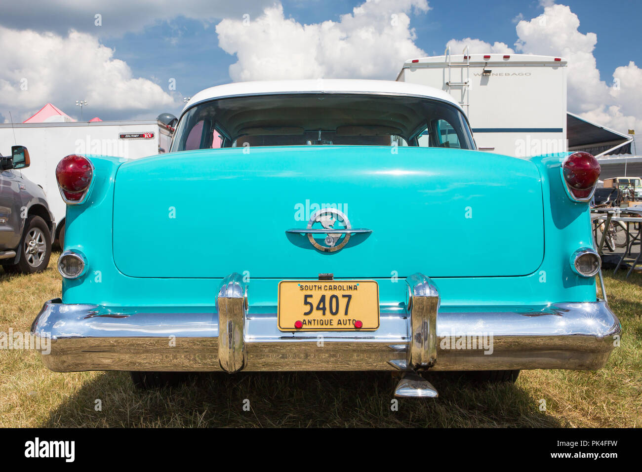 CONCORD, NC (USA) - 7 Settembre 2018: UN 1954 Oldsmobile automobile sul display in Pennzoil AutoFair Classic Car Show a Charlotte Motor Speedway. Foto Stock