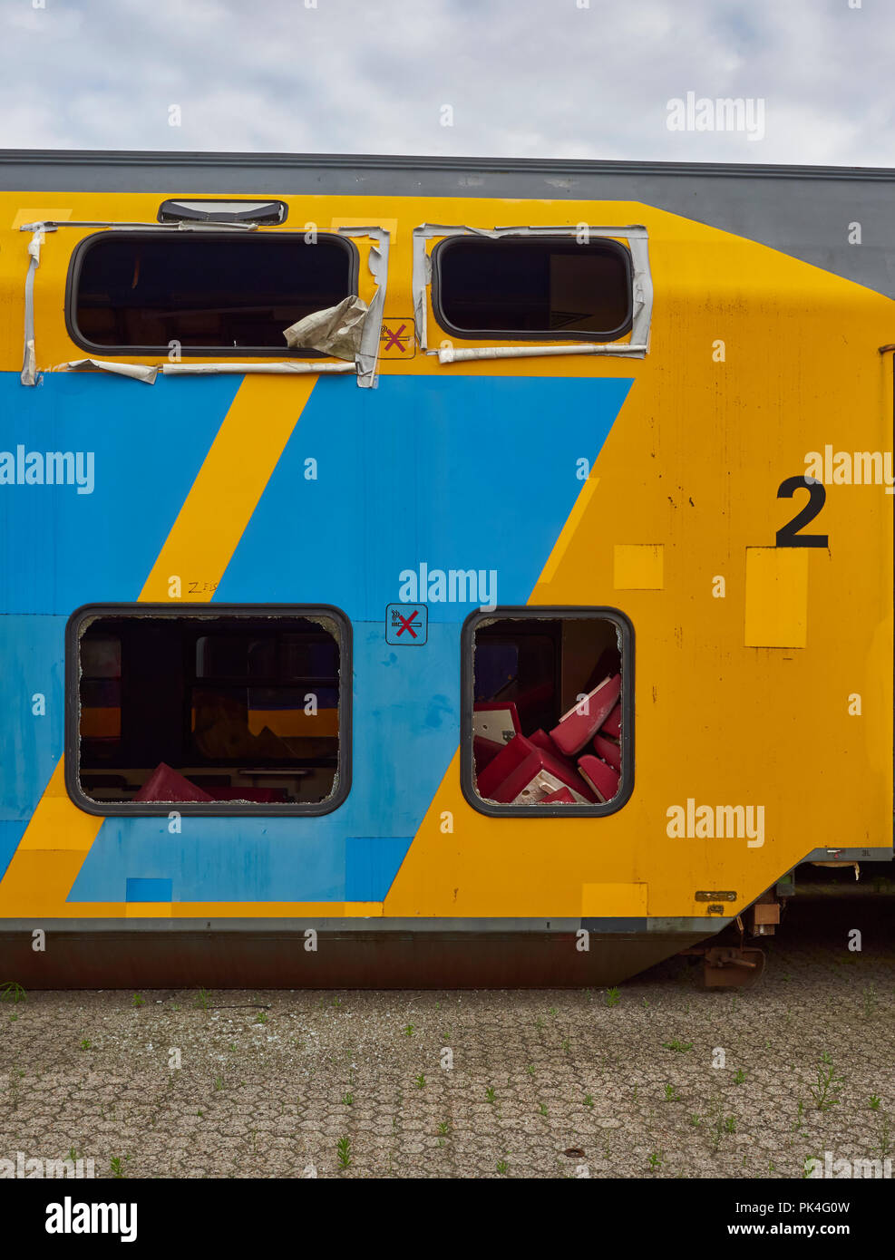 Close up di un smontaggio doppio piano olandese treno urbano carrello memorizzato in corrispondenza del contenitore porta ad Amsterdam, in Olanda. Foto Stock