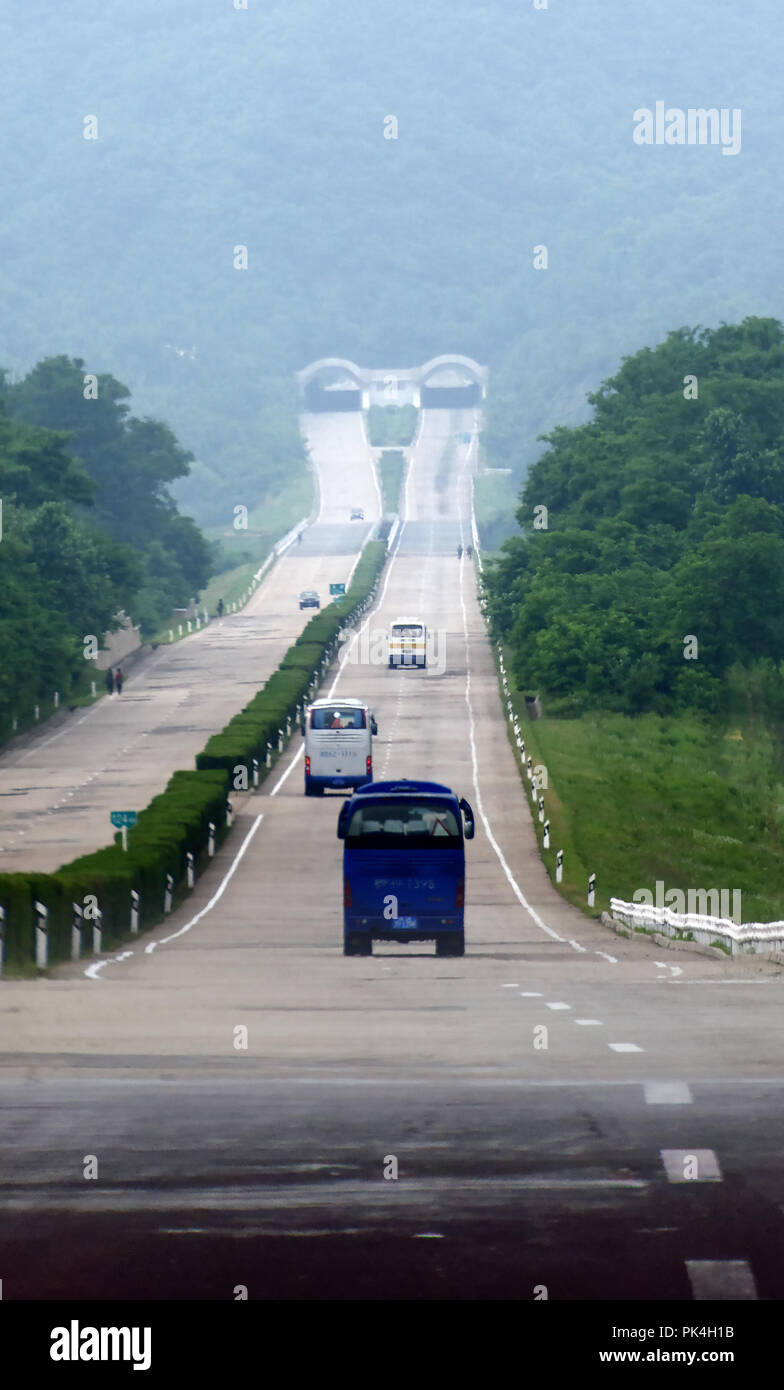 La Corea del Nord, la riunificazione autostrada è vuota eccetto per il tour autobus che partono da Pyongyang per la DMZ Foto Stock