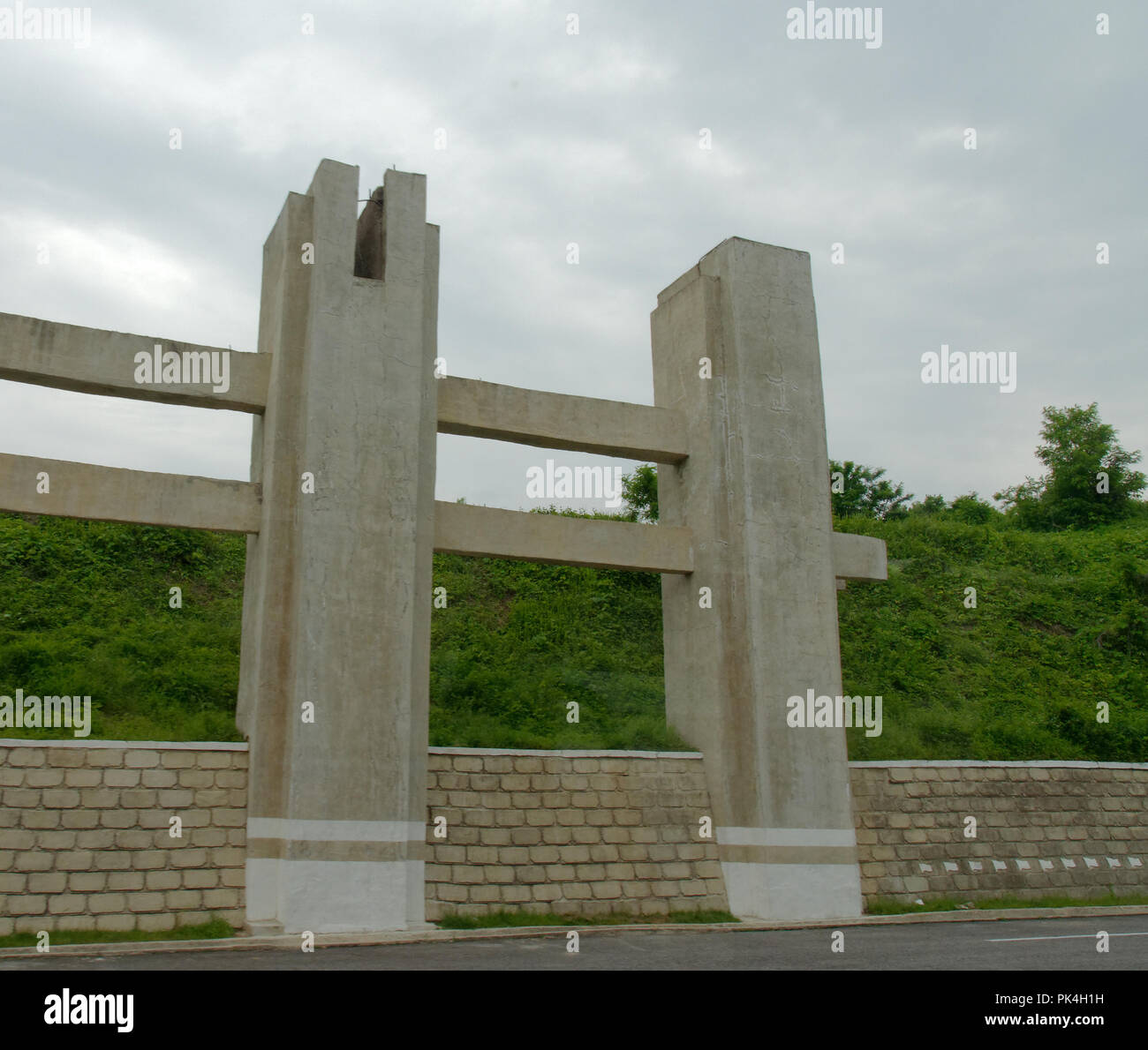 Costruzione incompiuta lungo la riunificazione autostrada tra Pyongyang e la DMZ, Corea del Nord Foto Stock