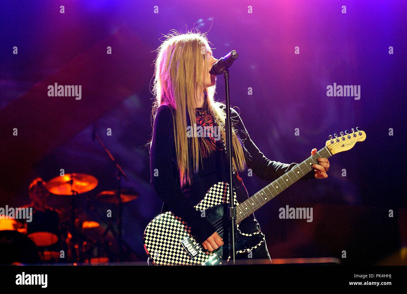 Avril Lavigne, kanadische Rock- und Popsängerin, Gitarristin und Songwriterin bei einem Konzert in München, Deutschland 2004. Avril Lavingne, canadese di rock e pop cantante, guitarrist e cantautore durante un concerto a Monaco di Baviera, Germania 2004. | Utilizzo di tutto il mondo Foto Stock