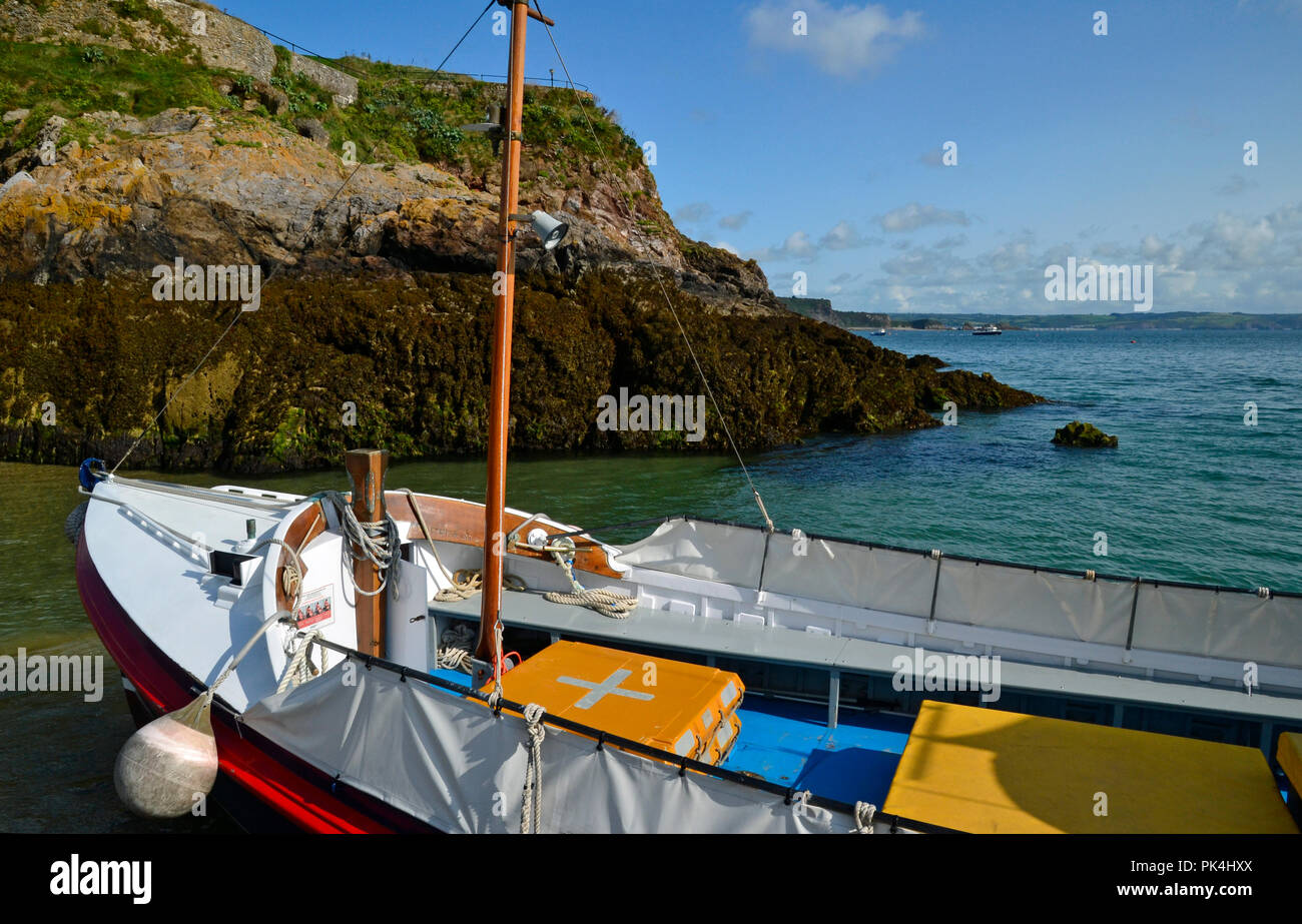 Barca sul molo al Tenby, Wales, Regno Unito Foto Stock