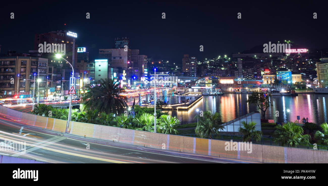 Bella notte porto e nel centro cittadino di Keelung Taiwan Foto Stock