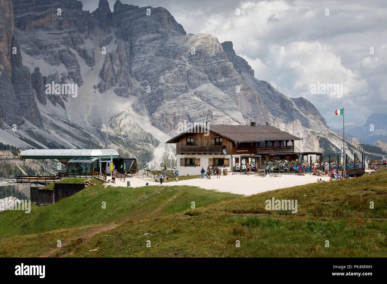 Cortina d'ampezzo BL, Italia - 18 agosto 2018: gli scoiattoli rifugio di montagna con allegata la seggiovia in Cinque Torri area. Foto Stock
