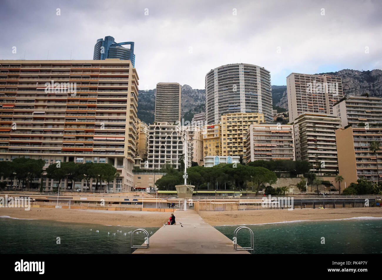 Vista dalla Plage du Larvotto con Monaco grattacieli in background (Monte Carlo, Monaco) Foto Stock