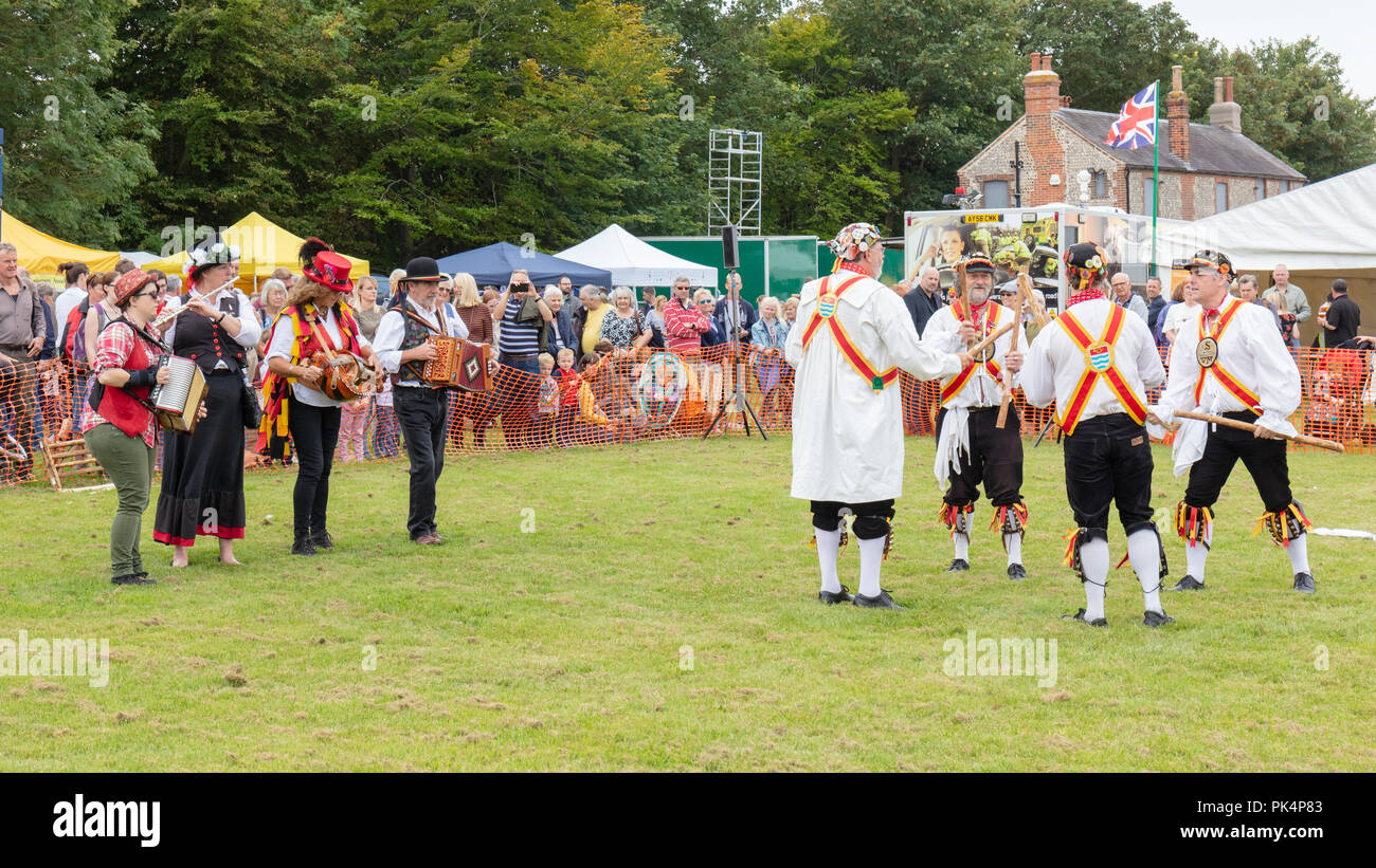Findon, Sussex, Regno Unito; 8 settembre 2018; i musicisti folk giocare per quattro Morris uomini che ballano Foto Stock
