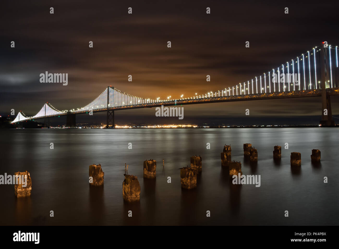 Ponte della Baia di San Francisco di notte le luci Foto Stock