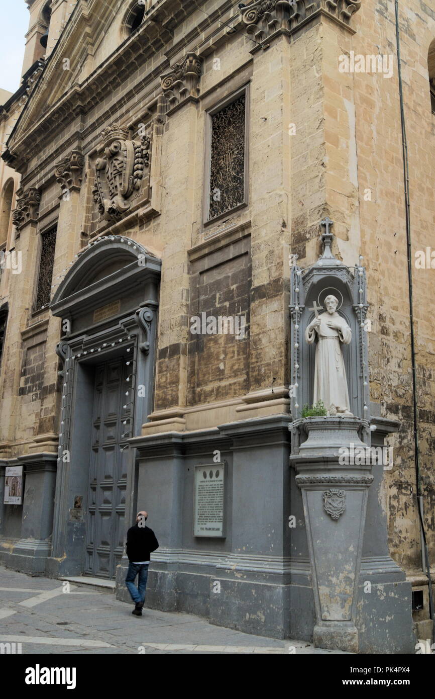 La bellissima isola di Malta. Un edificio ornato, in un angolo della capitale, la Valletta. Foto Stock