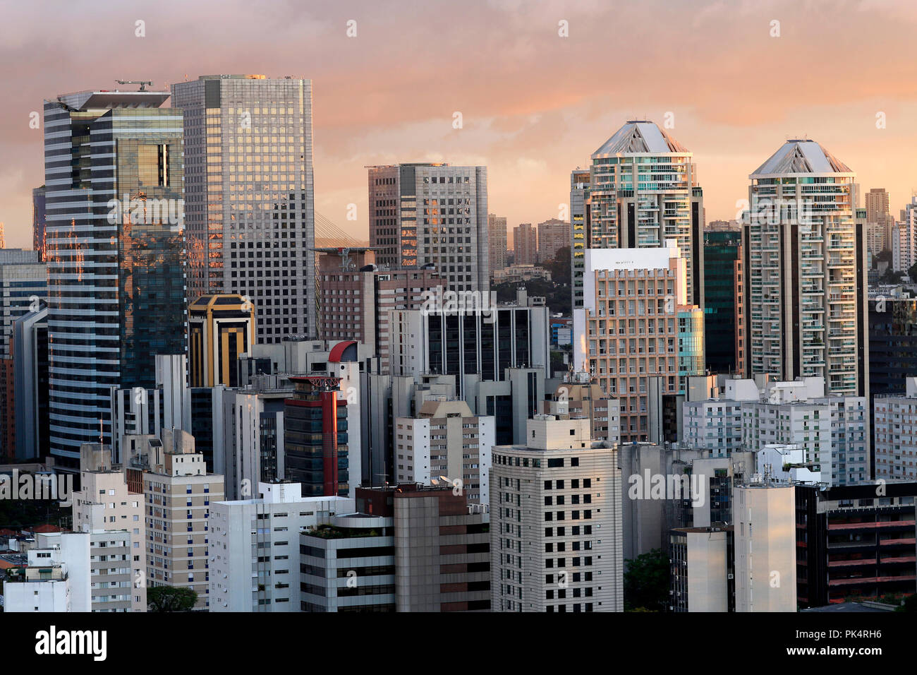 Bel tramonto tra gli edifici della grande città. São Paulo Città del Brasile e America del Sud Foto Stock