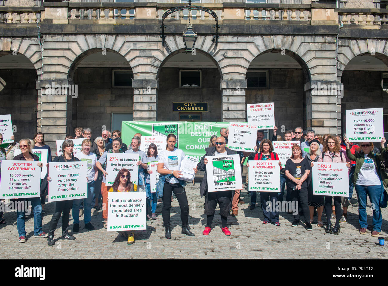 Salvare Leith Walk protesta, petizione handover a Edinburgh City Chambers, proprietà del tamburo foto di Karen Greig (locale titolare di azienda) e Adrian Graham (l Foto Stock